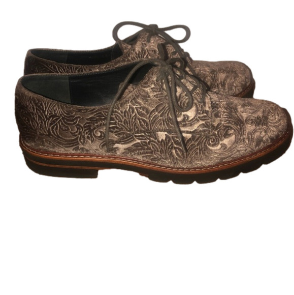 STUART Weitzman Velvet Paisley Sneakers Reflective Green Olive Colour Sz 8.5 M - Picture 1 of 8